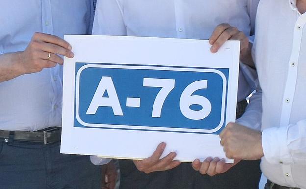 Imagen de un cartel para reclamar la A-76 en Ponferrada.