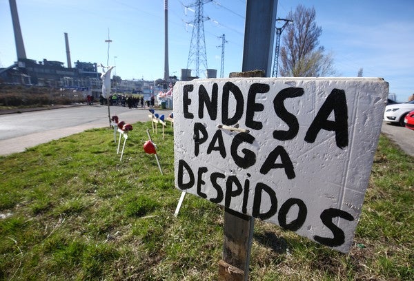 Fotos: Mayoral y Marcello se reúnen con trabajadores de las auxiliares de Endesa en la central térmica Compostilla II