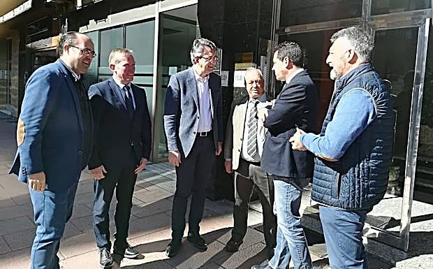 Majo junto a los representantes de Fele Bierzo y el candidato del PP a la Alcaldía de Ponferrada, Marco Antonio Morala (I).