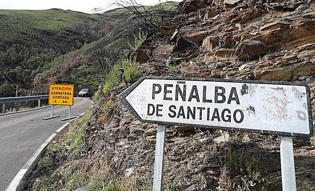 Carretera de acceso a Peñalba de Santiago.