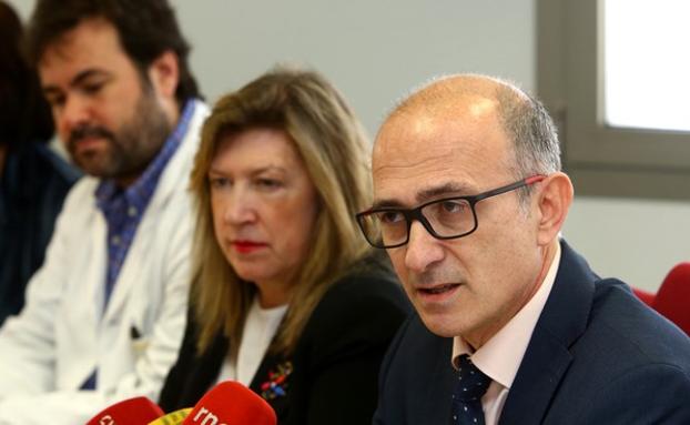 El director médico de la Gerencia Sanitaria del Bierzo, Luis Zorita (D), durante la presentación del proyecto de salud relacionado con la diabetes y el ejercicio físico en Ponferrada.