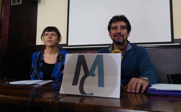 El cabeza de lista de Municipalistas por el Cambio (MC) en Ponferrada, Plácido Martínez, junto a la número cuatro de la candidatura, Estefanía Rodríguez, durante su comparecencia.