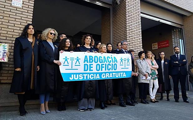 Concentración de los abogados del Turno de Oficio ante los juzgados de Ponferrada.