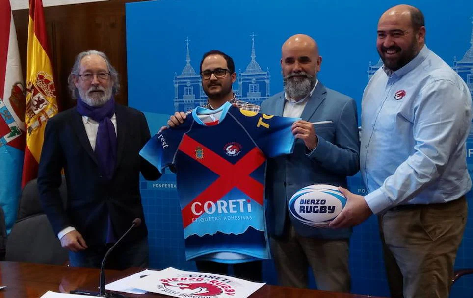 El concejal de Deportes, Álvaro Rajo (2I), junto a los representantes de Bierzo Rugby y el patrocinador, en la presentación.