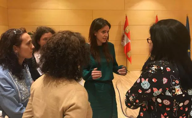 La procuradora leonesa de Podemos en las Cortes y candidata de la formación morada a la Alcaldía de Ponferrada, Lorena González, reunida con trabajadoras de la embotelladora berciana.