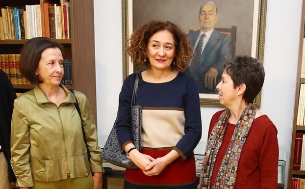 La regidora y las hijas de García Yebra en el nuevo espacio con el retrato del académico al fondo. 