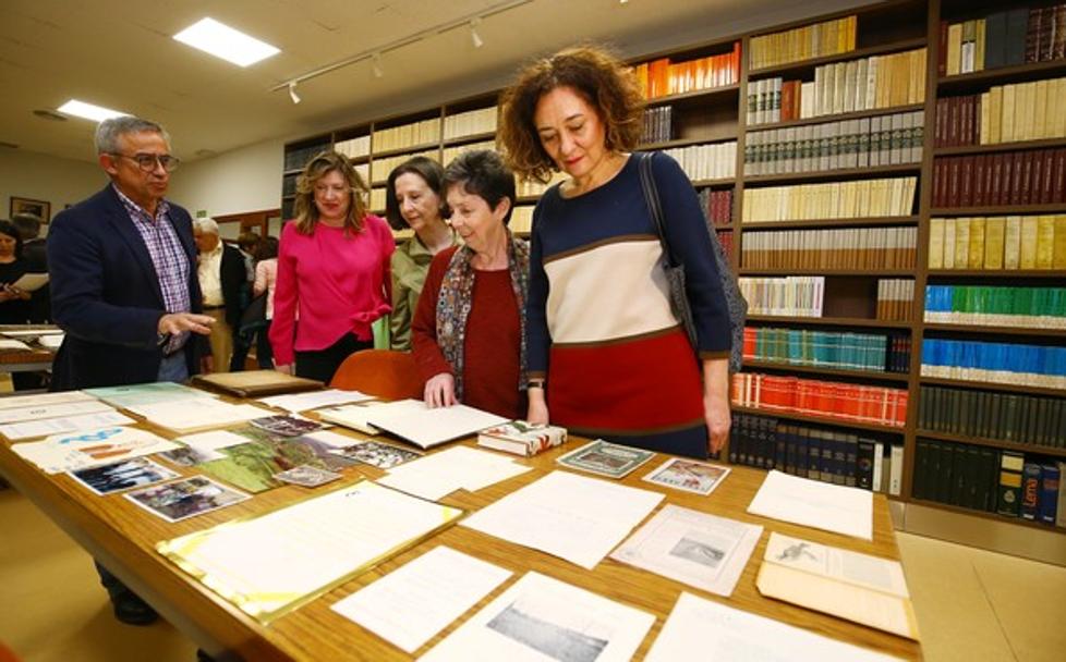 La alcaldesa de Ponferrada, Gloria Fernández Merayo, junto a las hijas de Valentín García Yebra y el director de la Biblioteca Municipal en la nueva sala dedicada al académico berciano. 
