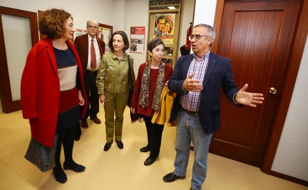 Familiares de Valentín García Yebra junto a la alcaldesa y el director de la Biblioteca Municipal, visitan la nueva sala dedicada al académico.