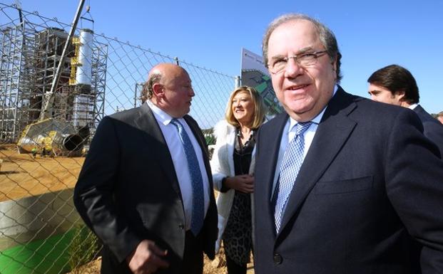 El presidente de la Junta, Juan Vicente Herrera, durante la visita las instalaciones de la planta de generación eléctrica mediante biomasa agroforestal de Forestalia en Cubillos del Sil. 