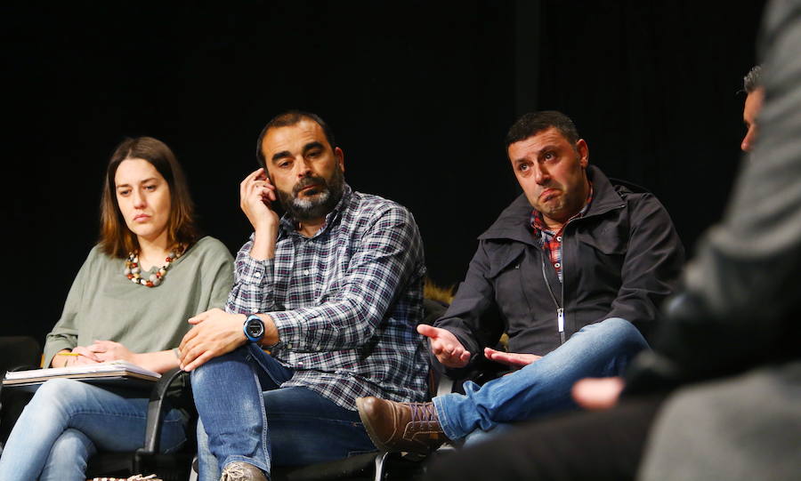 Fotos: Mesa redonda de las auxiliares de Endesa con partidos políticos en Cubillos del Sil