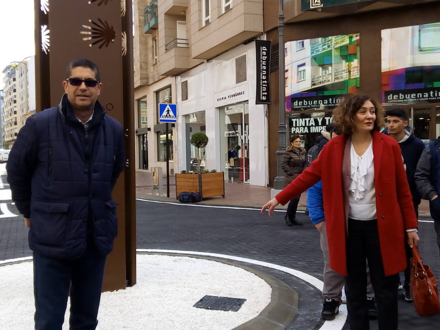 Fotos: La calle Camino de Santiago de Ponferrada estrena nueva imagen