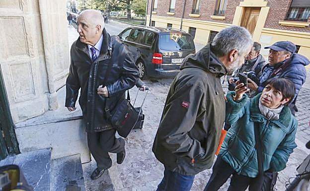 Victorino Alonso y Guillermo Murias, este lunes, ante la Audiencia Provincial.