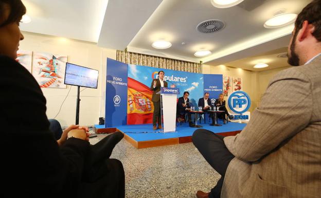 El presidente del Partido Popular de Castilla y León, Alfonso Fernández Mañueco, durante la clausura del Foro de Medio Ambiente del PP que se celebra en Ponferrada