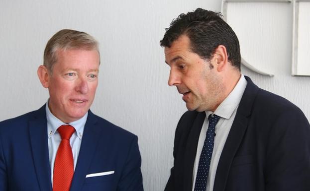 El presidente de Fele Bierzo, Javier Morán (D), junto a Pedro Jorge Fuertes (I), elegido como el Empresario Berciano del Año 2019.