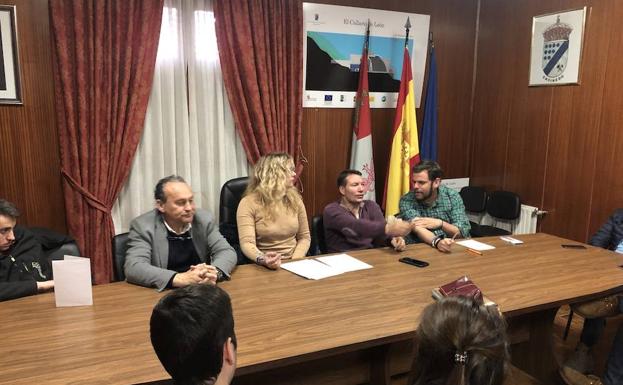 Los candidatos del PP al Senado por la provincia de León visitaron La Cabrera. 