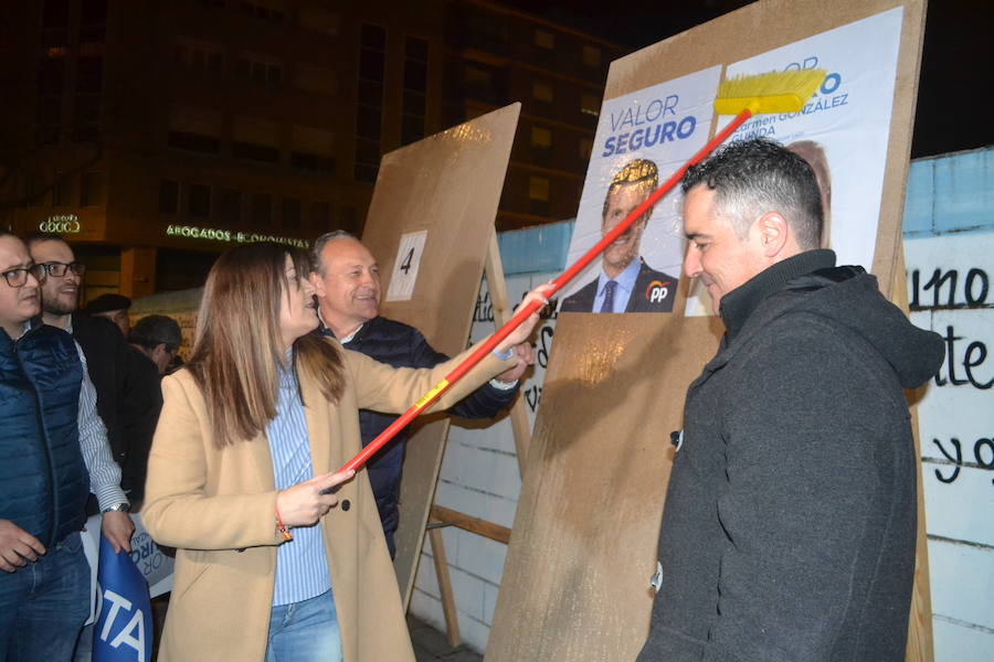Fotos: Pegada de carteles en Ponferrada
