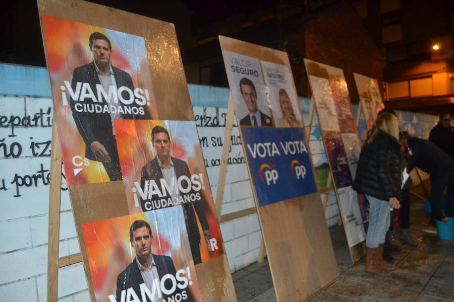 Fotos: Pegada de carteles en Ponferrada