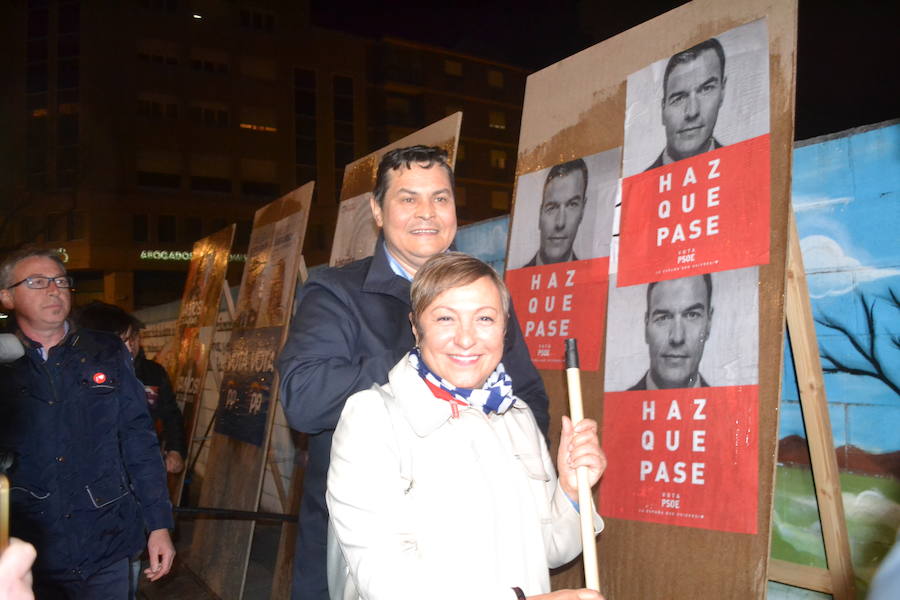 Fotos: Pegada de carteles en Ponferrada