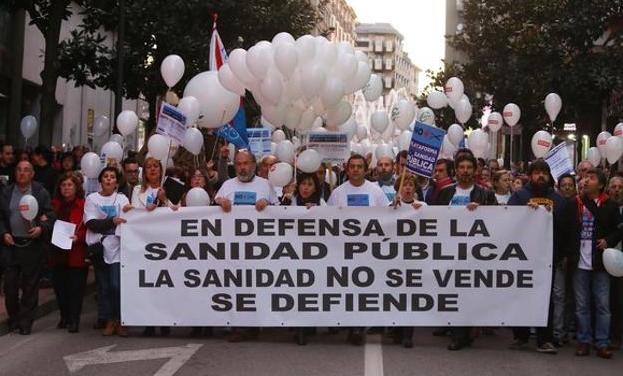 Imagen de archivo de la 'marea blanca' que sacó a la calle a decenas de bercianos en defensa de una sanidad pública de calidad. 