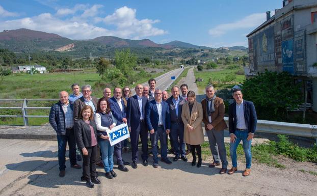 Los candidatos bercianos del PP al Congreso y al Senado, Alfonso Arias, Beatriz Coelho y Roberto Mendo, y candidato a la Alcaldía de Ponferrada, Marco Morala, en el acto reivindicativo de la A-76 en O Barco de Valdeorras.