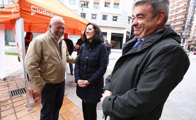 El candidato de Ciudadanos (Cs) a la presidencia de la Junta, Francisco Igea (I), junto al candidato al Congreso por León, Justo Fernández (D), y la candidata a la Alcaldía de Ponferrada, Ruth Morales, durante su visita a la carpa ciudadana de Ponferrada.