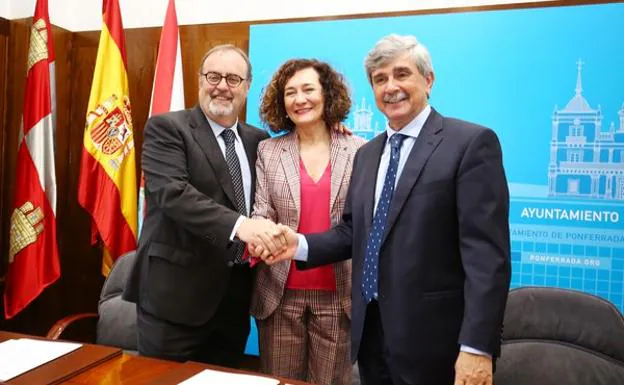 El consejero de Educación, Fernando Rey (I), junto a la alcaldesa de Ponferrada, Gloria Fernández Merayo, y el rector de la Universidad de León (ULE), Juan Francisco García Marín (D), durante la firma del convenio.