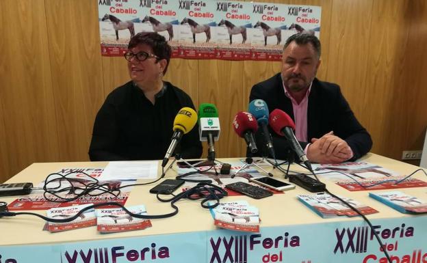 Eduardo Morán y la concejala Amparo Valtuille presentaron la Feria en rueda de prensa. 