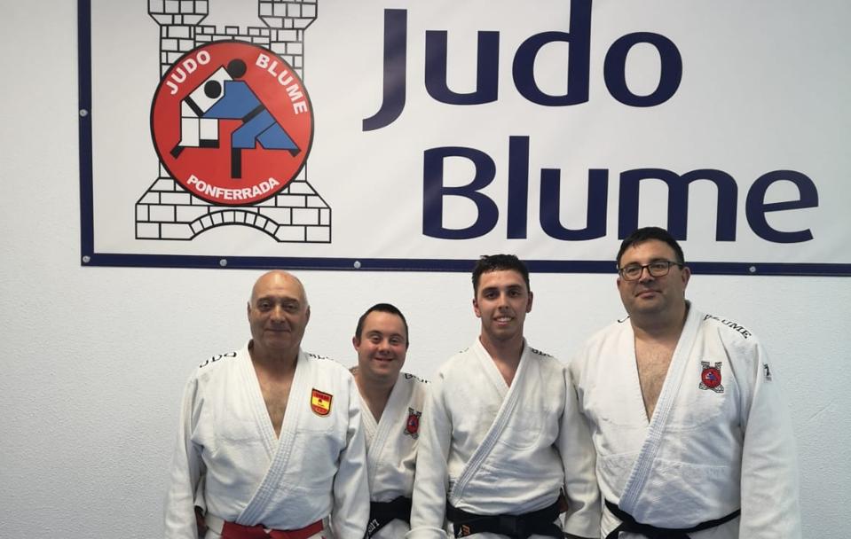 Luis Domínguez Garachana (segundo por la izquierda), junto a (de izquierda a derecha en la imagen) Alberto Yáñez, Roberto Estébanez y Miguel Ángel Trejo.