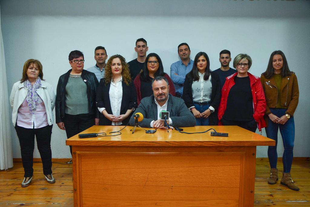 Eduardo Morán, rodeado del resto de integrantes de la lista del PSOE. 