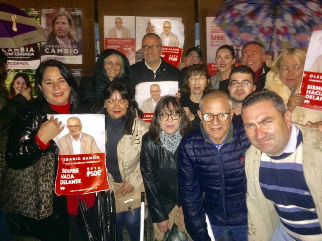 Fotos: Pegada de carteles de Ponferrada
