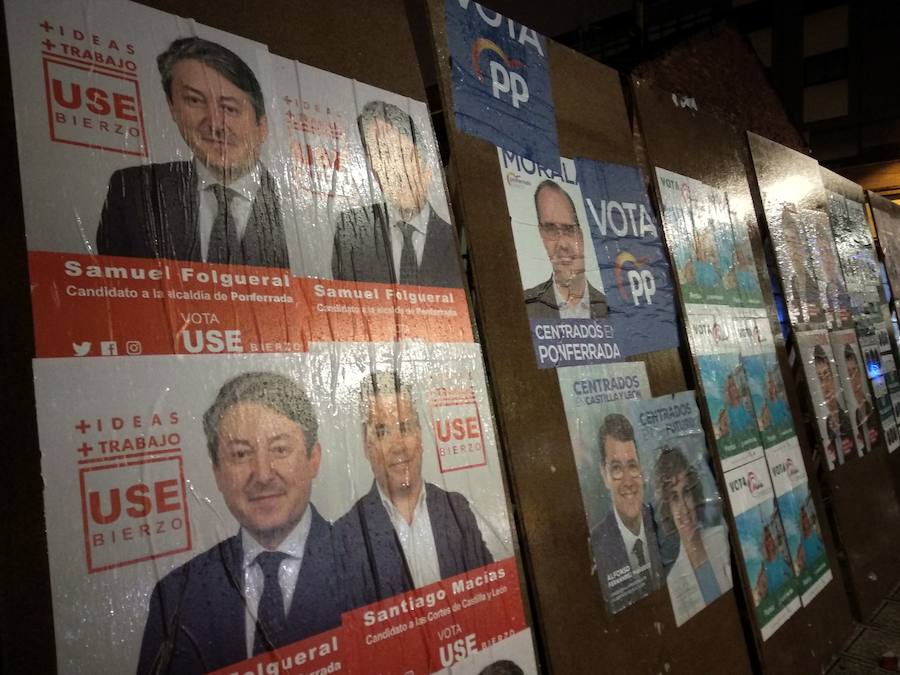 Fotos: Pegada de carteles de Ponferrada