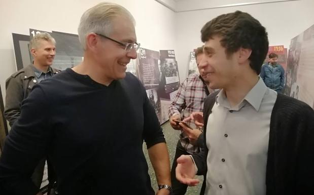 El candidato de IU a la Alcaldía de Ponferrada, Javier Arias, junto al número 9 de la candidatura, Manuel Rey.