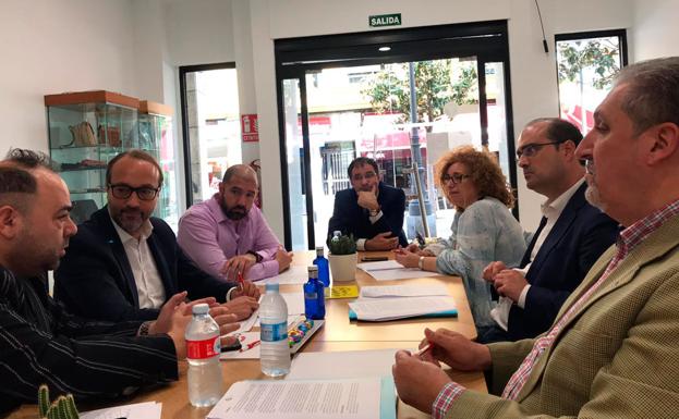 El candidato del PP mantuvo un encuentro con representantes del Círculo Empresarial Leonés en El Bierzo. 