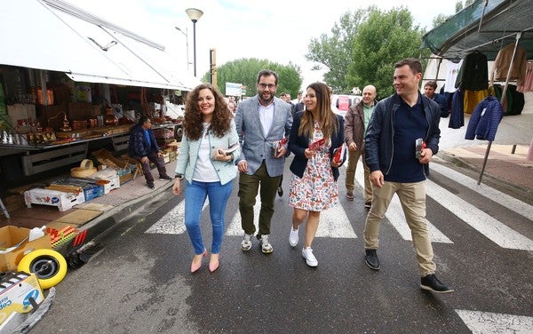 Fotos: El candidato del PSOE al Parlamento Europeo, Ibán García del Blanco, visita Bembibre