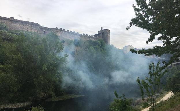 El incendio dejó una humareda en las inmediaciones del Castillo de los Templarios. 