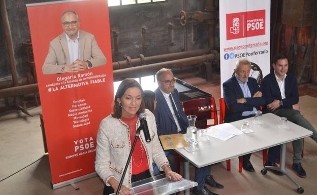 Reyes Maroto, en primer término, durante su intervención en el acto electoral celebrado en La Fábrica de Luz. 