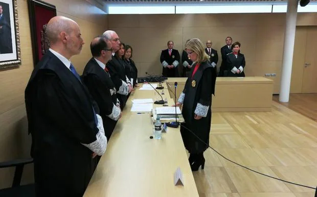 Ana María Lourido jura como magistrada, ante la Sala de Gobierno del TSJCyL, su nuevo destino en el Juzgado de Primera Instancia e Instrucción 7 de Ponferrada. 