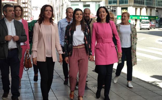 La candidata de Cs, Ruth Morales, junto a la diputada Soraya May, en su recorrido por las calles de Ponferrada.