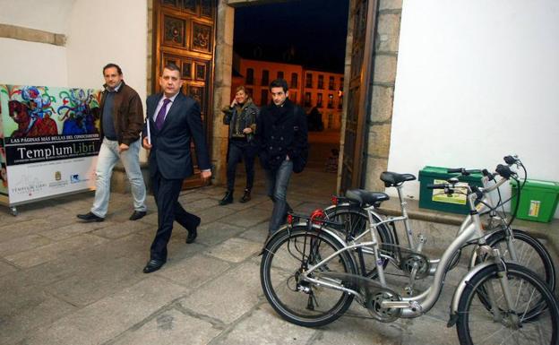 Antonio Atanasio (derecha) fue concejal de Deportes de Ponferrada entre 2011 y 2013, con Carlos López Riesco (en primer término) como alcalde. 