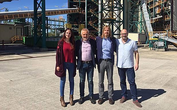 El secretario general de Unidas Podemos Castilla y León y candidato a la Presidencia de la Junta, Pablo Fernández (C), la candidata a la Alcaldía de Ponferrada, Lorena González, y el número 3 por Ponferrada, Alfonso Sobrín (I) junto al directora general de la Ciuden, Arsenio Terrón.