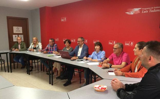 Olegario Ramón reunió a su grupo de concejales electos este lunes en la sede del PSOE en Ponferrada. 