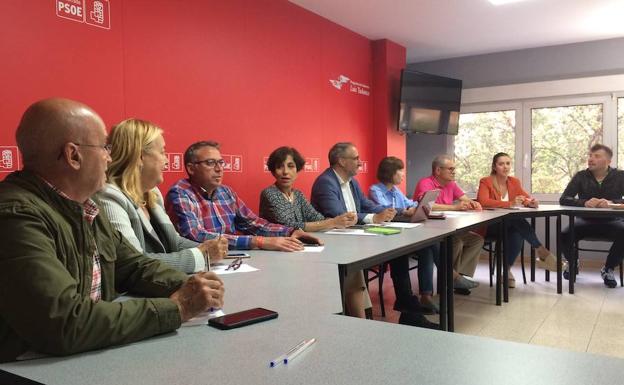 Olegario Ramón reunió a su grupo de concejales electos este lunes en la sede del PSOE en Ponferrada. 