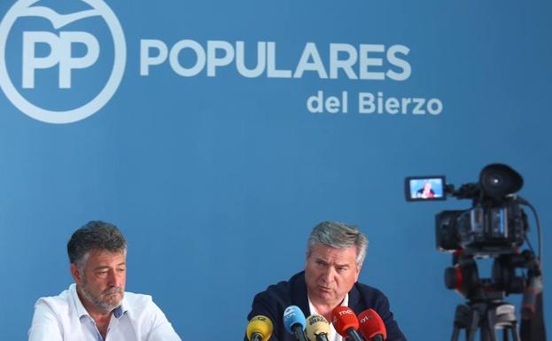 El secretario provincial del PP de León, Ángel Calvo (I), junto al presidente comarcal del PP en el Bierzo, Raúl Valcarce (D), durante su comparecencia para valorar los resultados electorales del partido en la comarca berciana. 