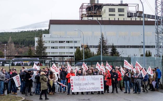 Imagen de una concentración de los trabajadores de Masa frente a la central de Anllares.