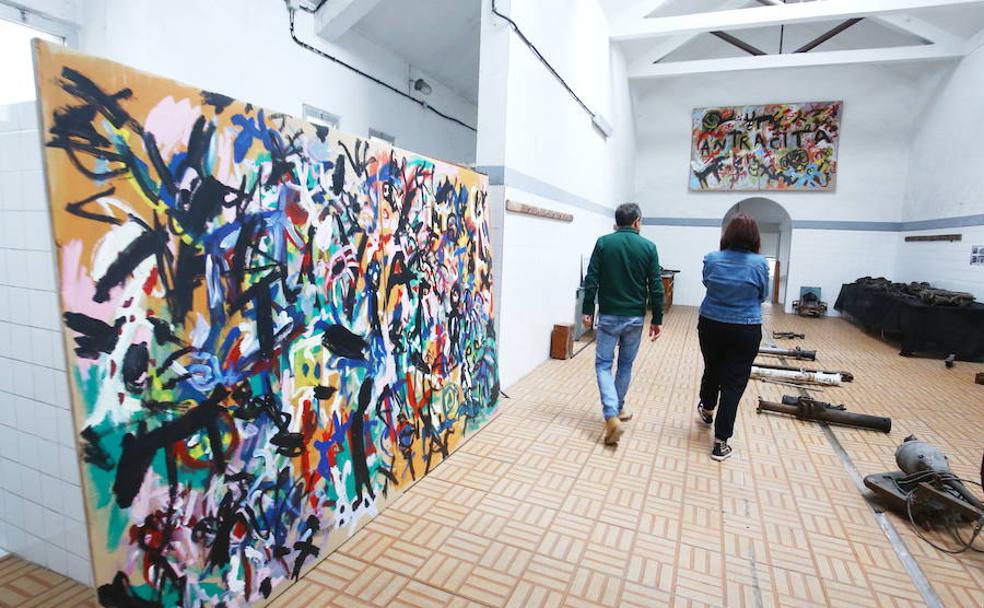 Exposición 'Colinas de carbón', del pintor leonés David Colinas, que podrá verse hasta el 25 de agosto en el Pozo Julia de Fabero.