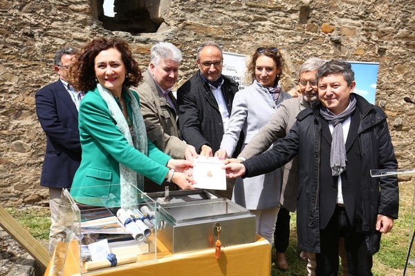 Fotos: Ponferrada inicia con la cápsula del tiempo la rehabilitación del Castillo Viejo