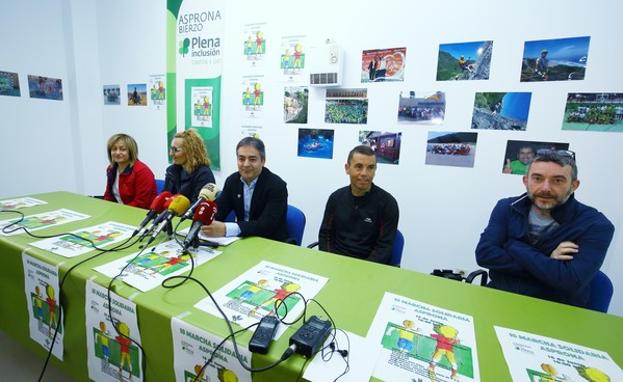 El director general de Asprona Bierzo, Valentín Barrio (C), junto a su junta directiva, durante la presentación del proyecto.
