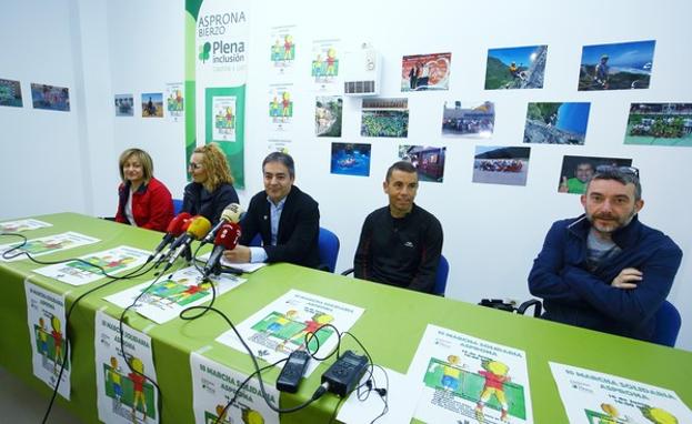 El director general de Asprona Bierzo, Valentín Barrio (C), junto a su junta directiva, durante la presentación del proyecto.