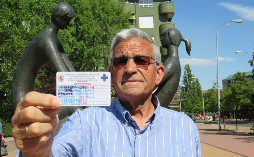 José Luis muestra su carnet junto al monumento de Donantes de Sangre de León capital. 