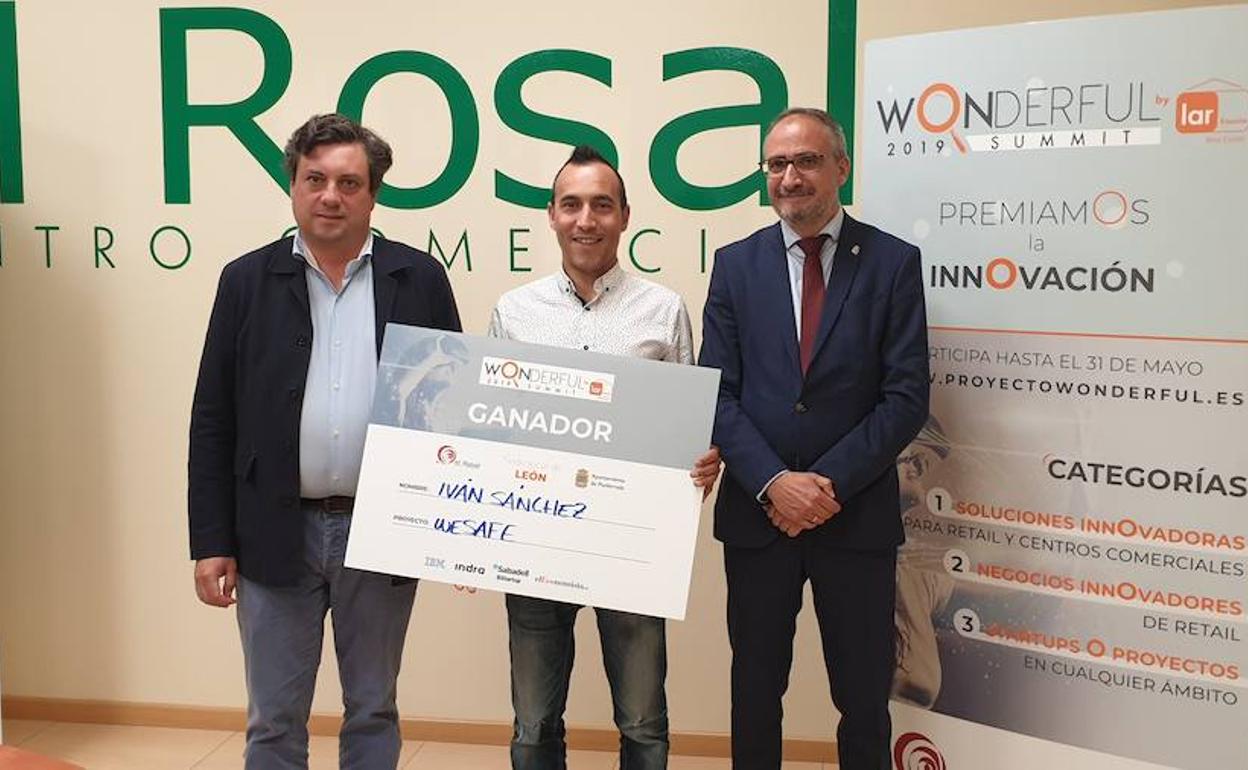 El alcalde de Ponferrada, Olegario Ramón, y el gerente del Centro Comercial El Rosal, Javier Gutiérrez, entregaron el premio al gerente de We Safe.